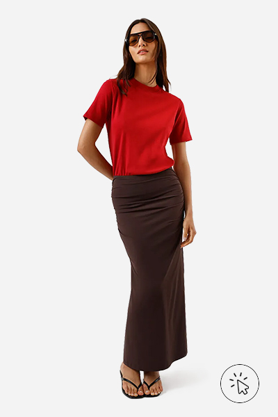 Modelo veste camiseta feminina básica de algodão peruano vermelha escuro- que cores combinam com vermelho - cores de sapatos que combinam com vestido vermelho - cores que combinam com vermelho