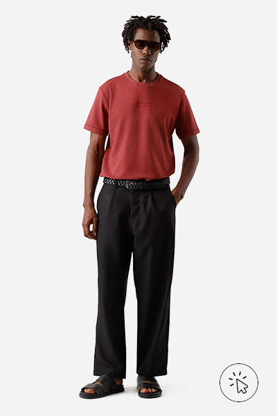 Modelo veste camiseta masculina com algodão e bordado vermelha- que cores combinam com vermelho - cores de sapatos que combinam com vestido vermelho - cores que combinam com vermelho