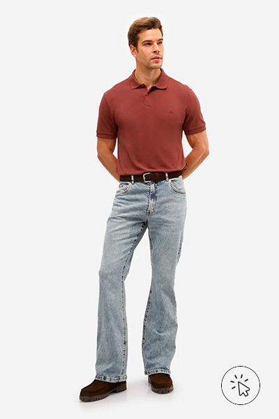 Modelo veste polo básica masculina manga curta vermelho escuro- que cores combinam com vermelho - cores de sapatos que combinam com vestido vermelho - cores que combinam com vermelho