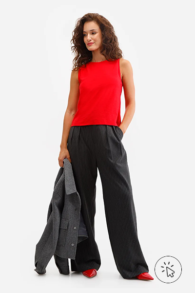 Modelo veste regata feminina de algodão flamê vermelha- que cores combinam com vermelho - cores de sapatos que combinam com vestido vermelho - cores que combinam com vermelho