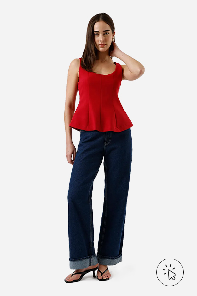 Modelo veste regata peplum feminina com recortes vermelha- que cores combinam com vermelho - cores de sapatos que combinam com vestido vermelho - cores que combinam com vermelho