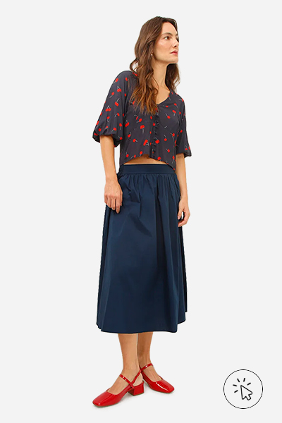 Modelo veste saia mídi gode de algodão azul marinho- que cores combinam com vermelho - cores de sapatos que combinam com vestido vermelho - cores que combinam com vermelho