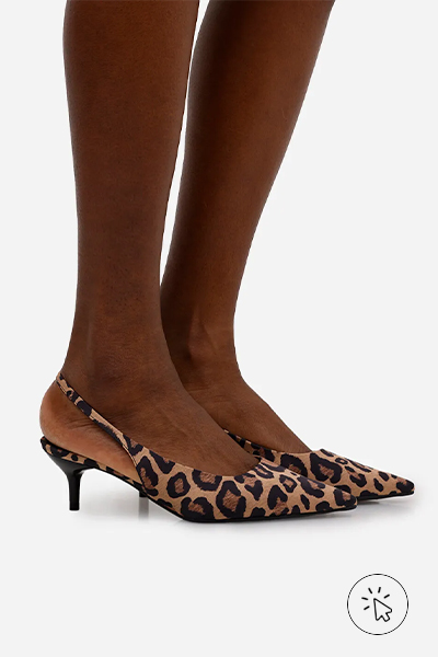 Modelo veste scarpin animal print bico fino salto baixo oneself oncinha- que cores combinam com vermelho - cores de sapatos que combinam com vestido vermelho - cores que combinam com vermelho