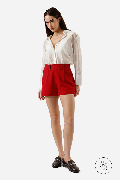 Modelo veste short feminino de alfaiataria com bolsos vermelho- que cores combinam com vermelho - cores de sapatos que combinam com vestido vermelho - cores que combinam com vermelho
