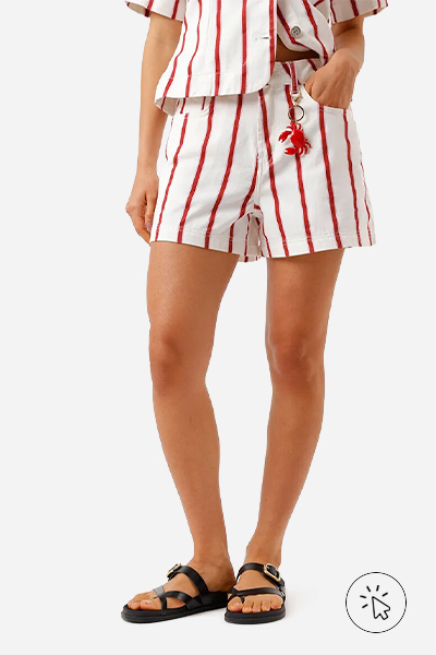 Modelo veste short feminino de sarja cintura alta listrado off-white- que cores combinam com vermelho - cores de sapatos que combinam com vestido vermelho - cores que combinam com vermelho