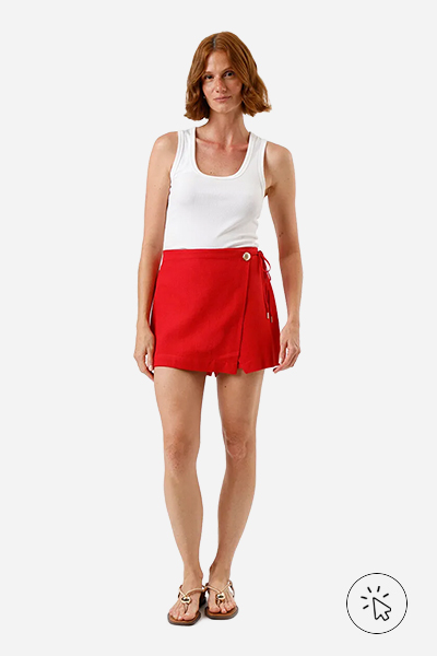 Modelo veste saia feminina com linho vermelha- que cores combinam com vermelho - cores de sapatos que combinam com vestido vermelho - cores que combinam com vermelho