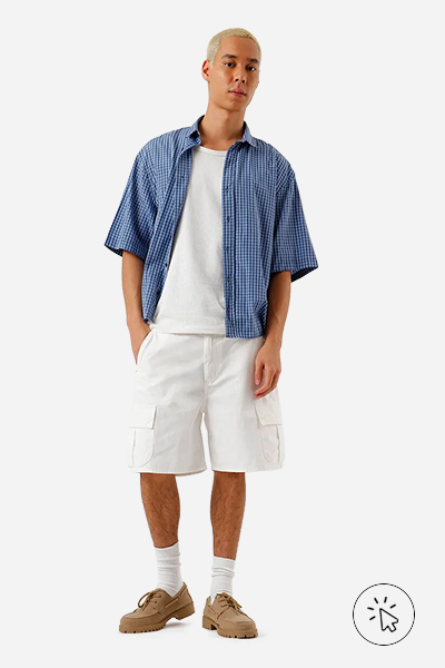 Modelo veste bermuda cargo masculina d esarja off-white