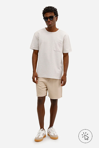 Modelo veste bermuda de moletom com bolsos bege