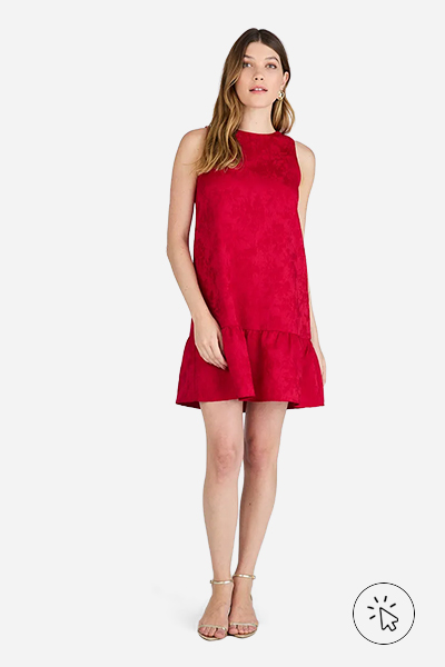 Modelo veste vestido curto feminino de jacquard com recorte texturizado vermelho