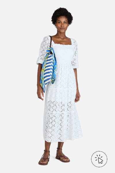Modelo veste vestido mídi feminino de laise manga bufante floral off-white