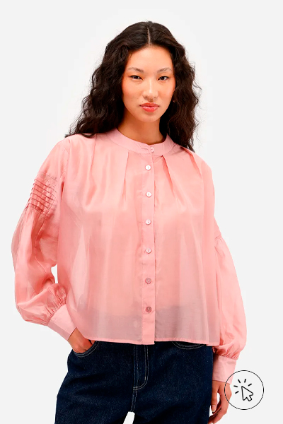 Modelo veste camisa feminina de liocel manga longa com pregas rosa