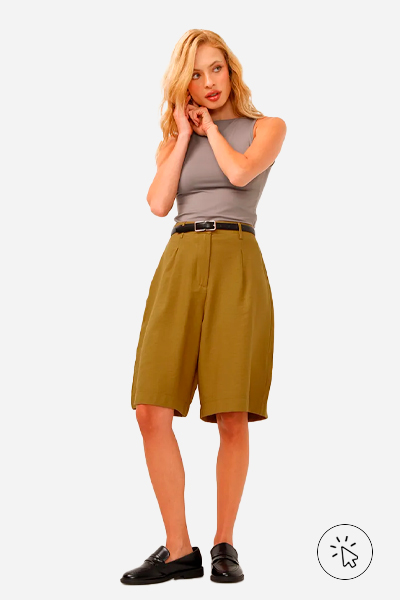Modelo veste bermuda alfaiataria alongada bege