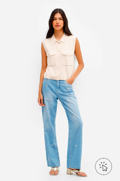 Modelo veste calça wide leg slim feminina jeans com brilhos azul