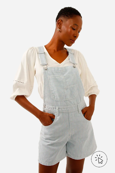 Modelo veste jardineira curta de sarja listrada azul jeans