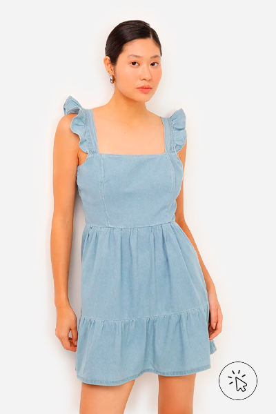Modelo veste vestido curto jeans alças com babado