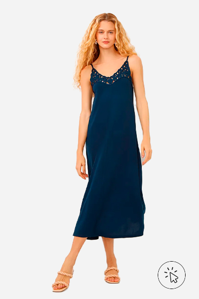 Modelo veste vestido mídi alças finas arabesco azul escuro