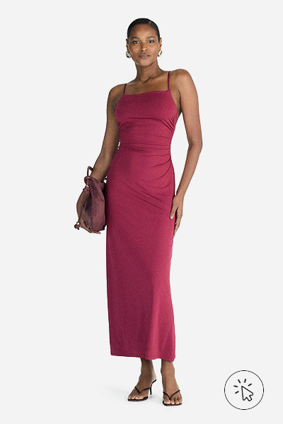 Modelo veste vestido longo alças finas feminino com franzidos vermelho escuro