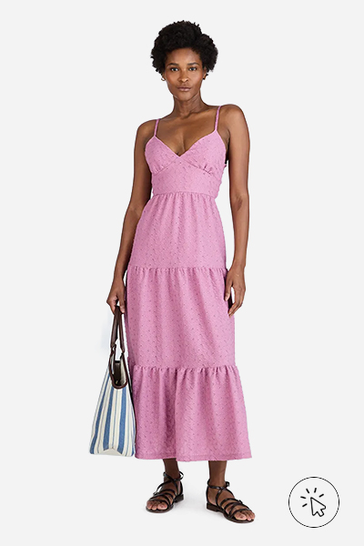 Modelo veste vestido longo feminino de laise com amarração floral lilás