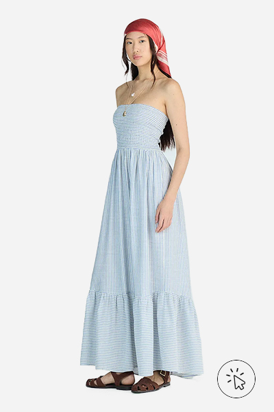 Modelo veste vestido longo sem alça feminino com viscose e recorte listrado azul