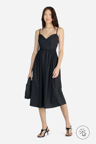 Modelo veste vestido mídi alças finas femininas com algodão decote coração preto