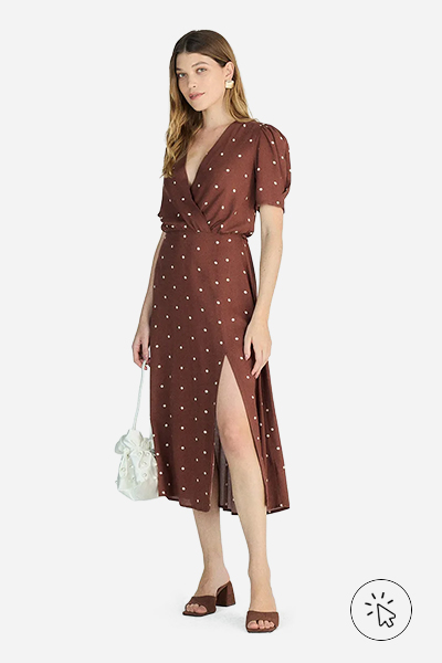 Modelo veste vestido mídi feminino transpassado de viscose poá marrom