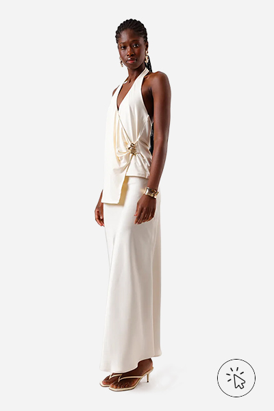 Modelo veste blusa frente única feminina transpassada com fivela off-white