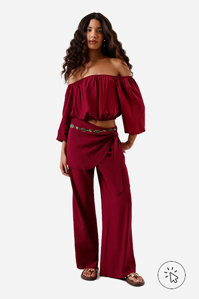 Modelo veste calça feminina de viscose com amarração vinho