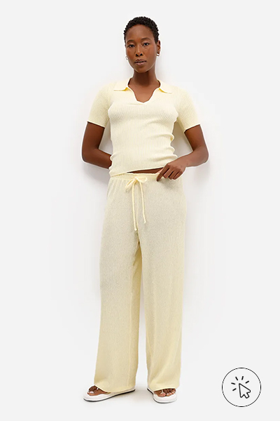 Modelo veste calça pantalona feminina texturizada amarela