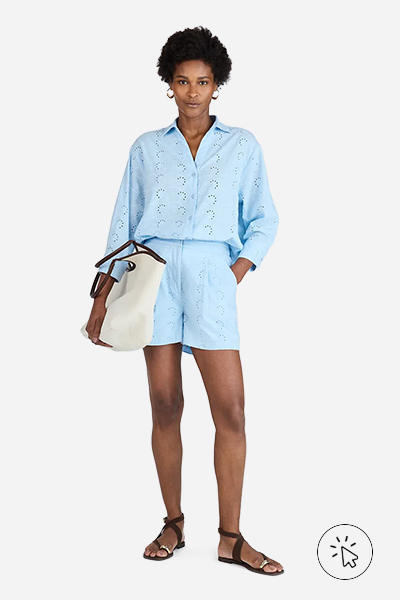 Modelo veste short feminino de laise com cós de elástico azul claro