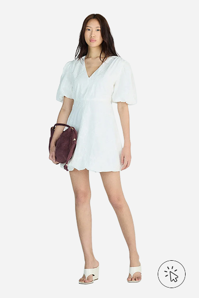 Modelo veste vestido curto balionê feminino manga bufante bordado floral branco