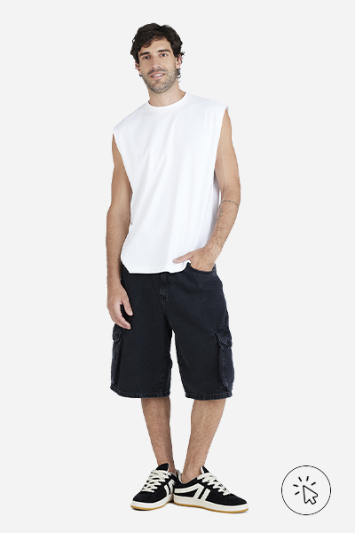 Modelo veste bermuda jeans cargo fit preta masculina