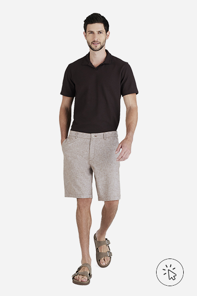 Modelo veste bermuda masculina cinza e polo preta