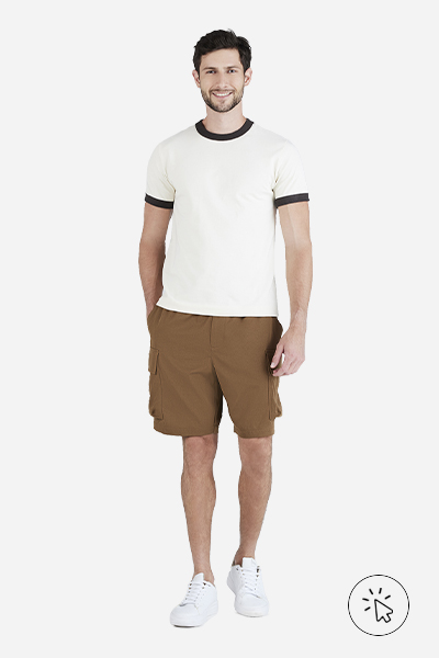 Modelo veste bermuda masculina cargo marrom