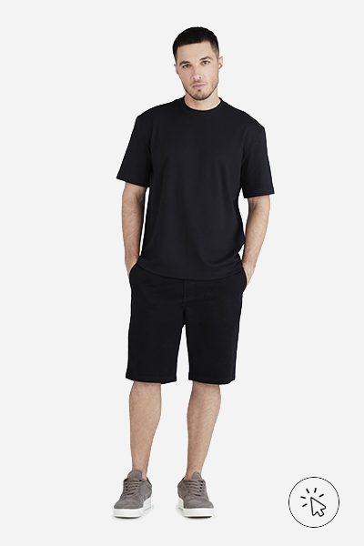 Modelo veste bermuda masculina sarja preta