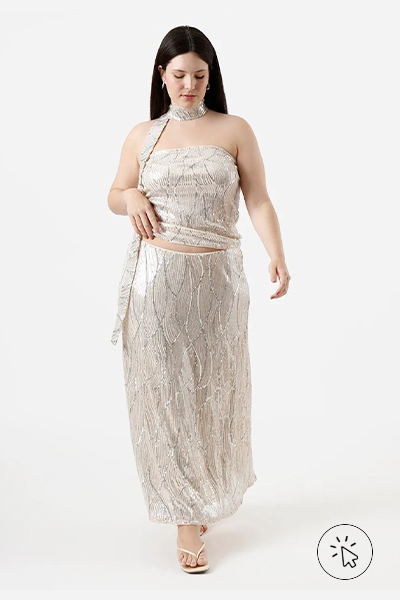 Modelo veste saia longa feminina de paetê Mindset plus size bege
