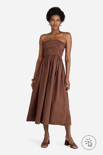Modelo veste vestido longo feminino sem alça com pregas marrom