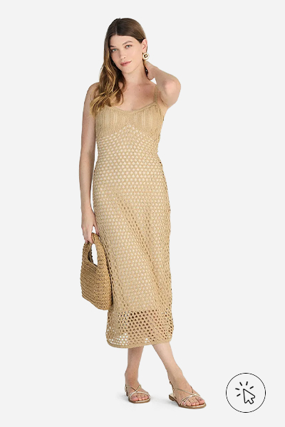 Modelo veste vestido mídi feminino de tricô texturizado bege natural