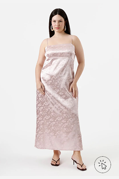 Modelo veste vestido mídi plus size alças finas feminino floral acetinado rosa claro
