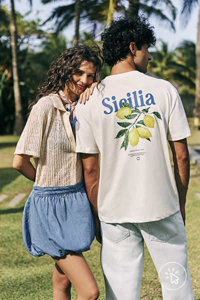 Modelo veste camisa manga curta de tricô bege e minissaia balonê azul clara
