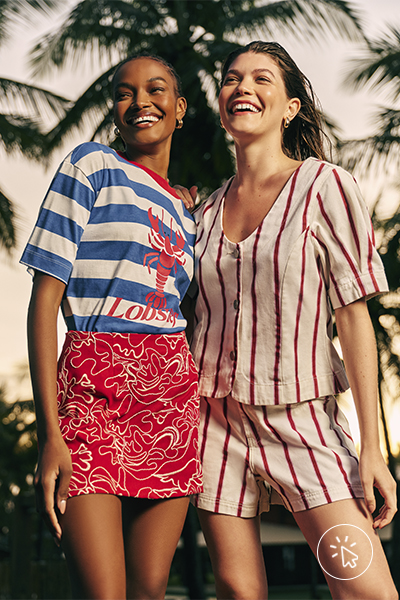 Modelos vestem camiseta listrada azul e branca com estampa de lagosta vermelha e minissaia vermelha bordada; conjunto de blusa manga curta e short listrado off-white e vermelho