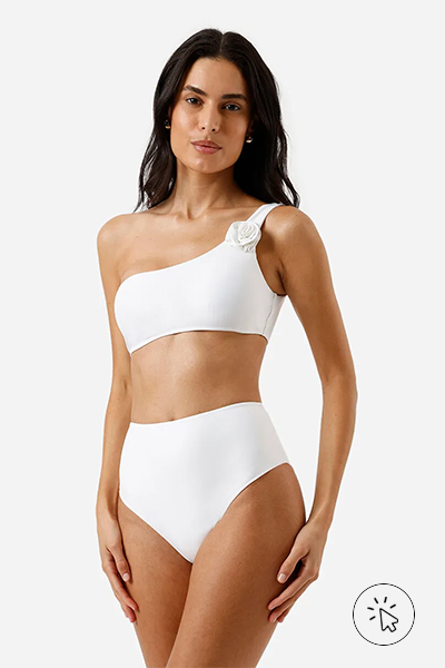 Modelo veste biquíni calcinha hot pant feminino off-white