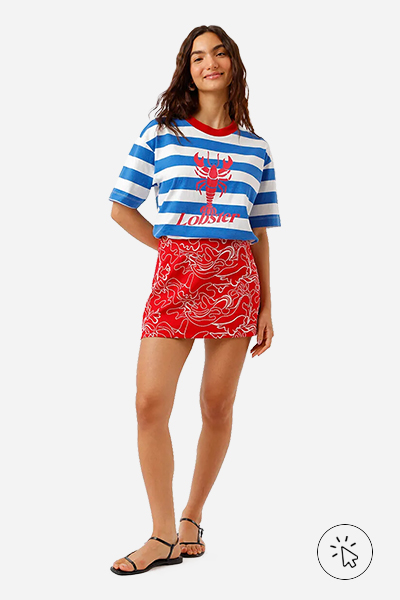 Modelo veste camiseta feminina de algodão lagosta listrada off-white