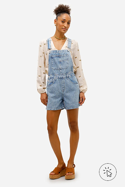 Modelo veste jardineira curta feminina jeans listrada azul