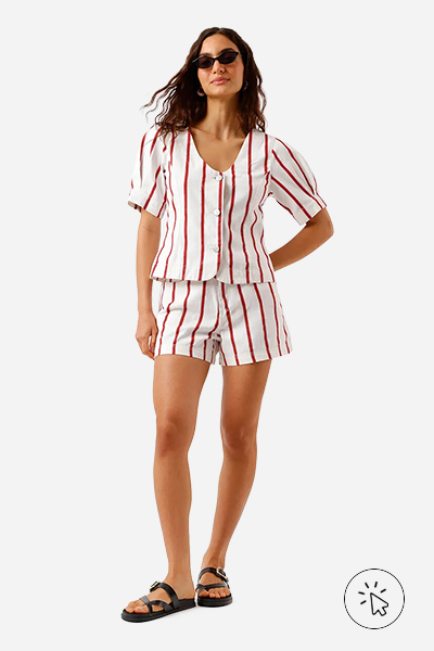 Modelo veste conjunto de blusa manga curta e short feminino de sarja cintura alta listrado off-white e vermelho