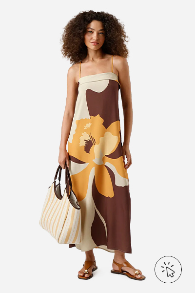 Modelo veste vestido longo alças finas feminino floral colorido marrom, bege e amarelo