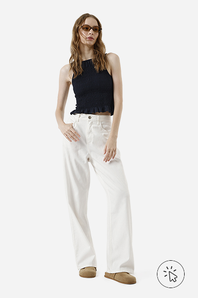 Modelo veste bata preta lastex babados e calça wide leg off-white