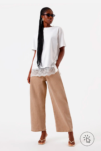Modelo veste calça baggu feminina de sarja cintura média bege kaki