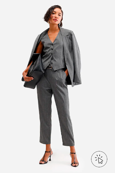Modelo veste calça feminina de alfaiataria listrada cinza