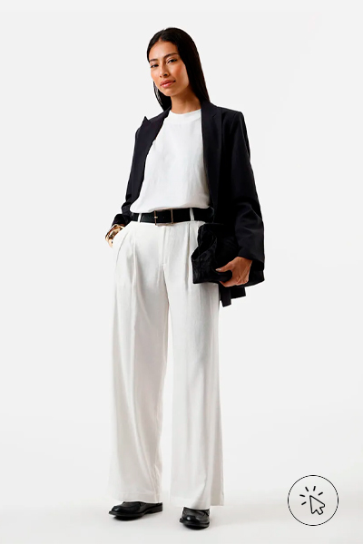 Modelo veste calça wide leg feminina de alfaiataria com linho e pregas off-white