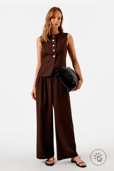 Modelo veste colete de alfaiataria feminino com linho marrom